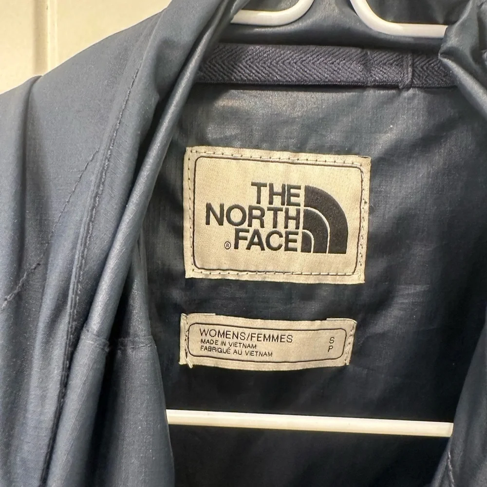 The North Face Women’s Blue Black and Teal Windbreaker S